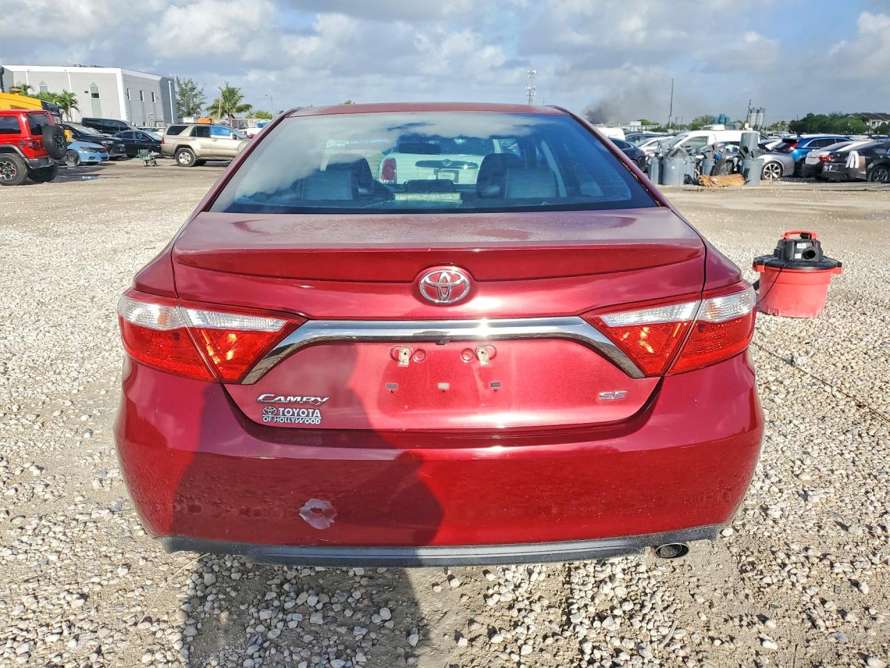 2015 TOYOTA CAMRY SE photo 11