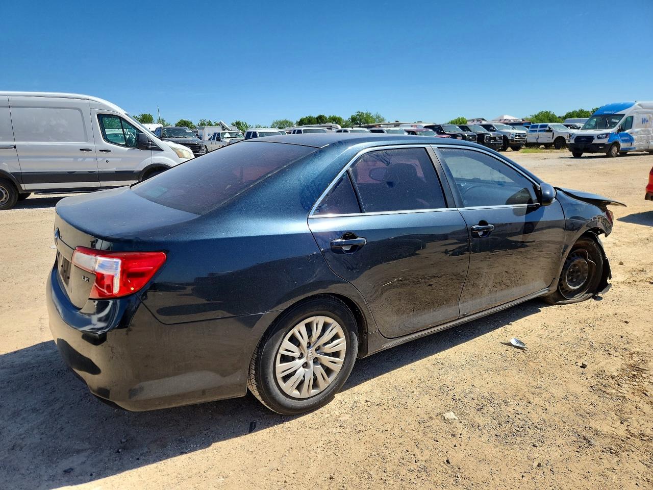 2014 TOYOTA CAMRY LE photo 5