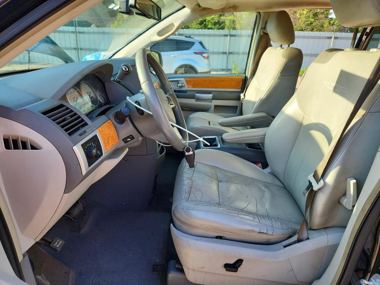 2010 CHRYSLER TOWN & COUNTRY LIMITED photo 19