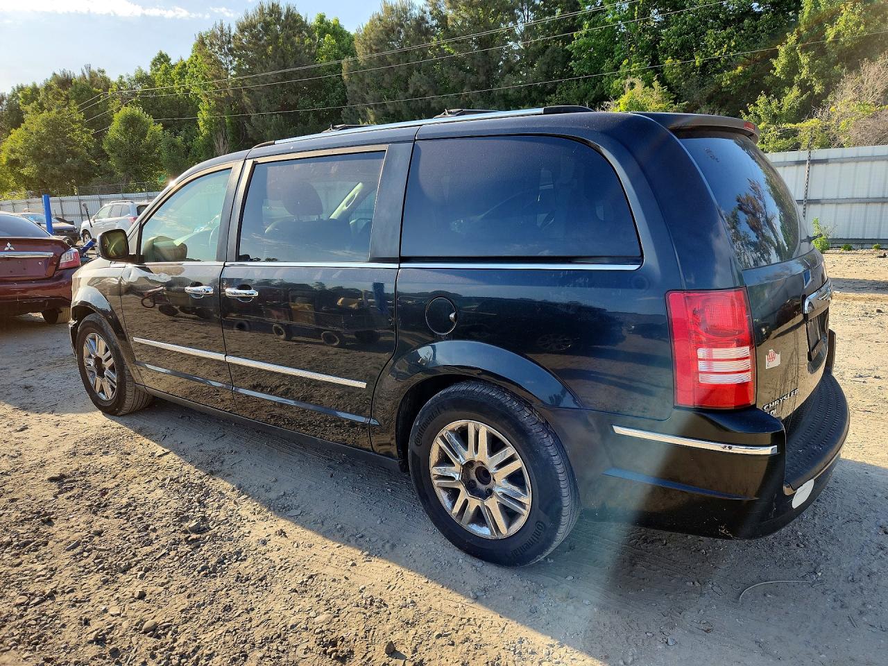2010 CHRYSLER TOWN & COUNTRY LIMITED photo 4