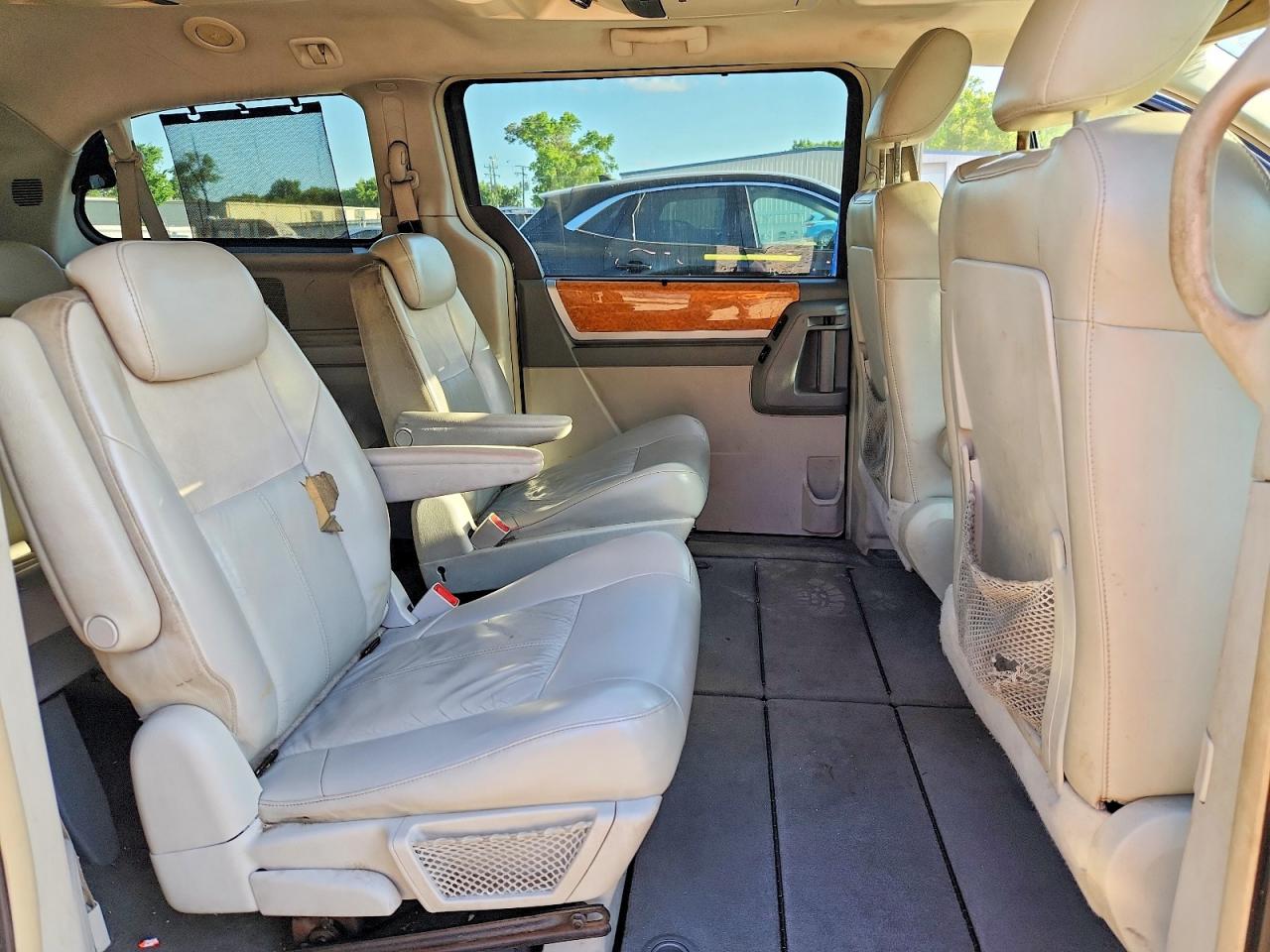 2010 CHRYSLER TOWN & COUNTRY LIMITED photo 31