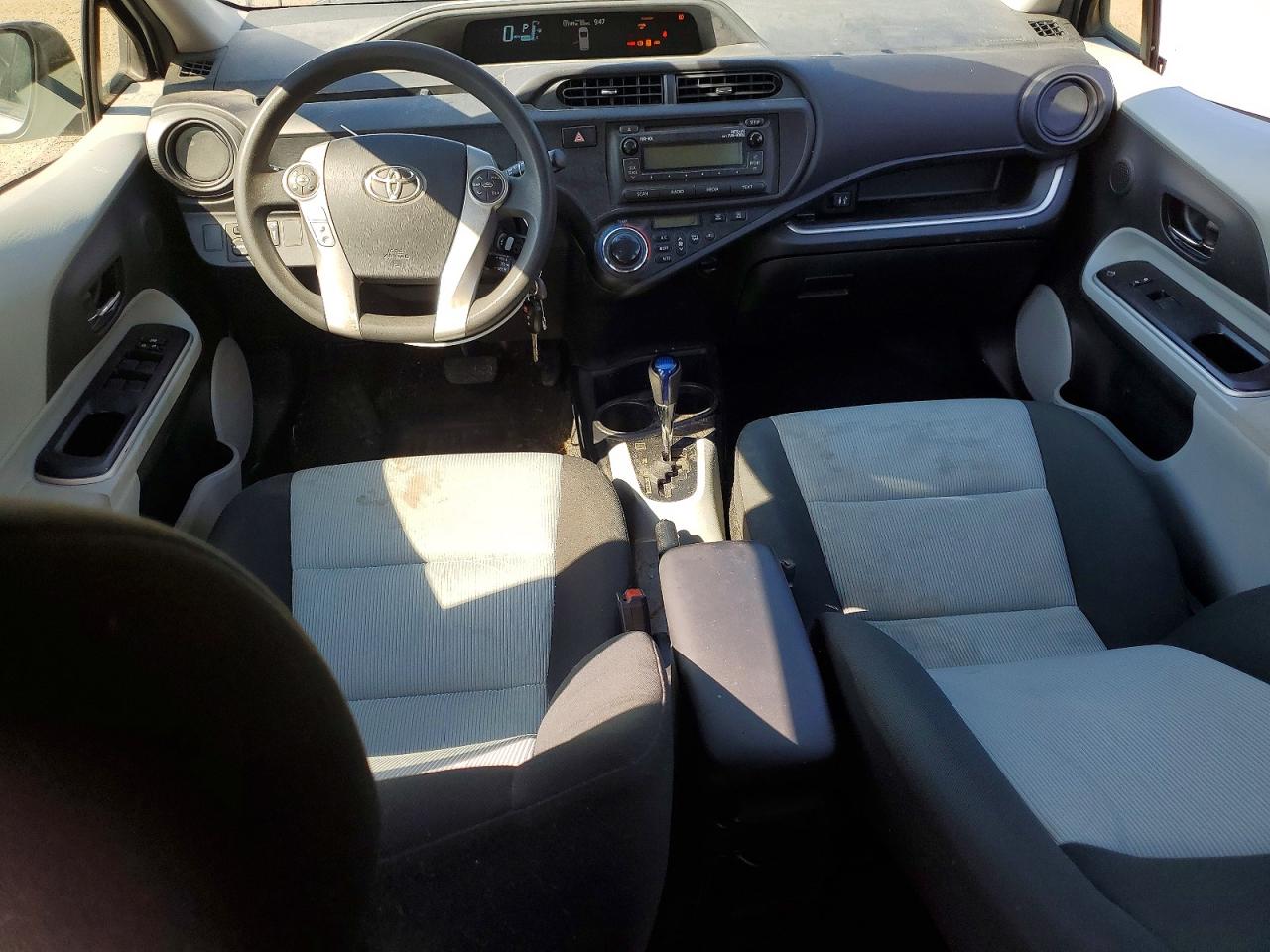 2014 TOYOTA PRIUS C TWO photo 22