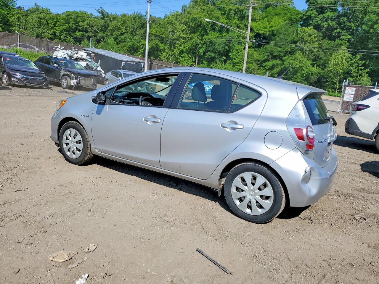 2014 TOYOTA PRIUS C TWO photo 4