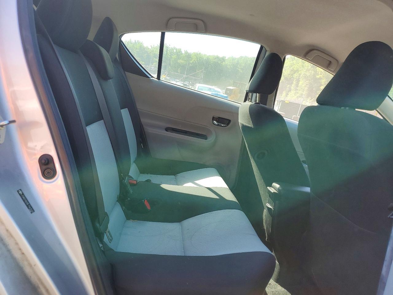 2014 TOYOTA PRIUS C TWO photo 28
