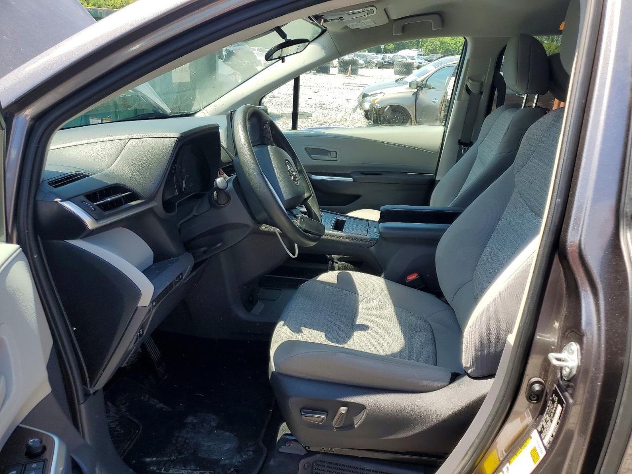 2022 TOYOTA SIENNA LE photo 13
