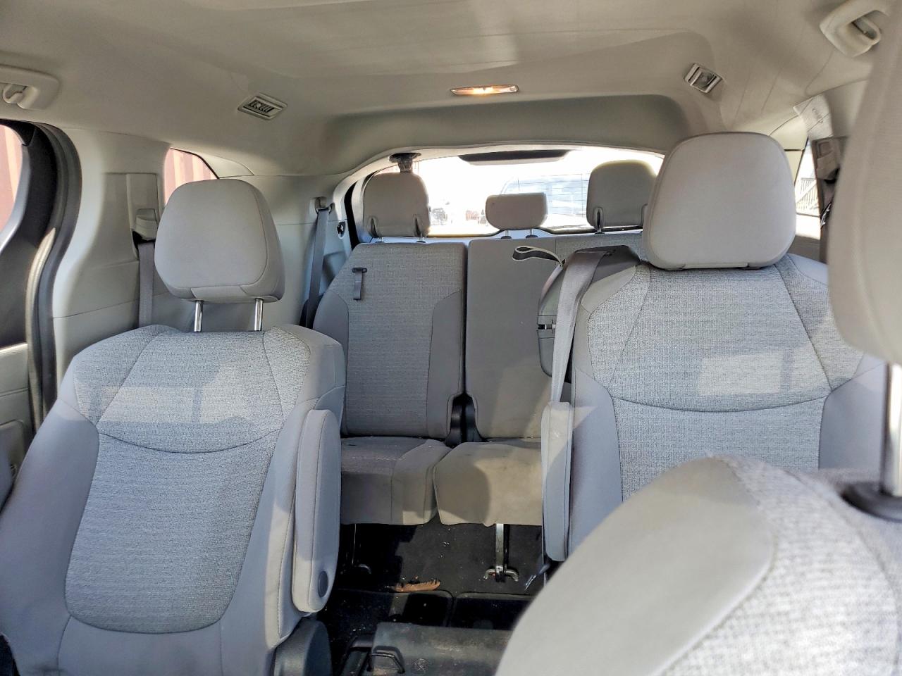 2022 TOYOTA SIENNA LE photo 19