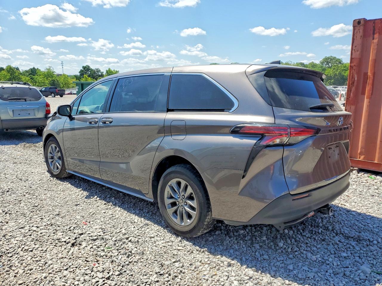 2022 TOYOTA SIENNA LE photo 3