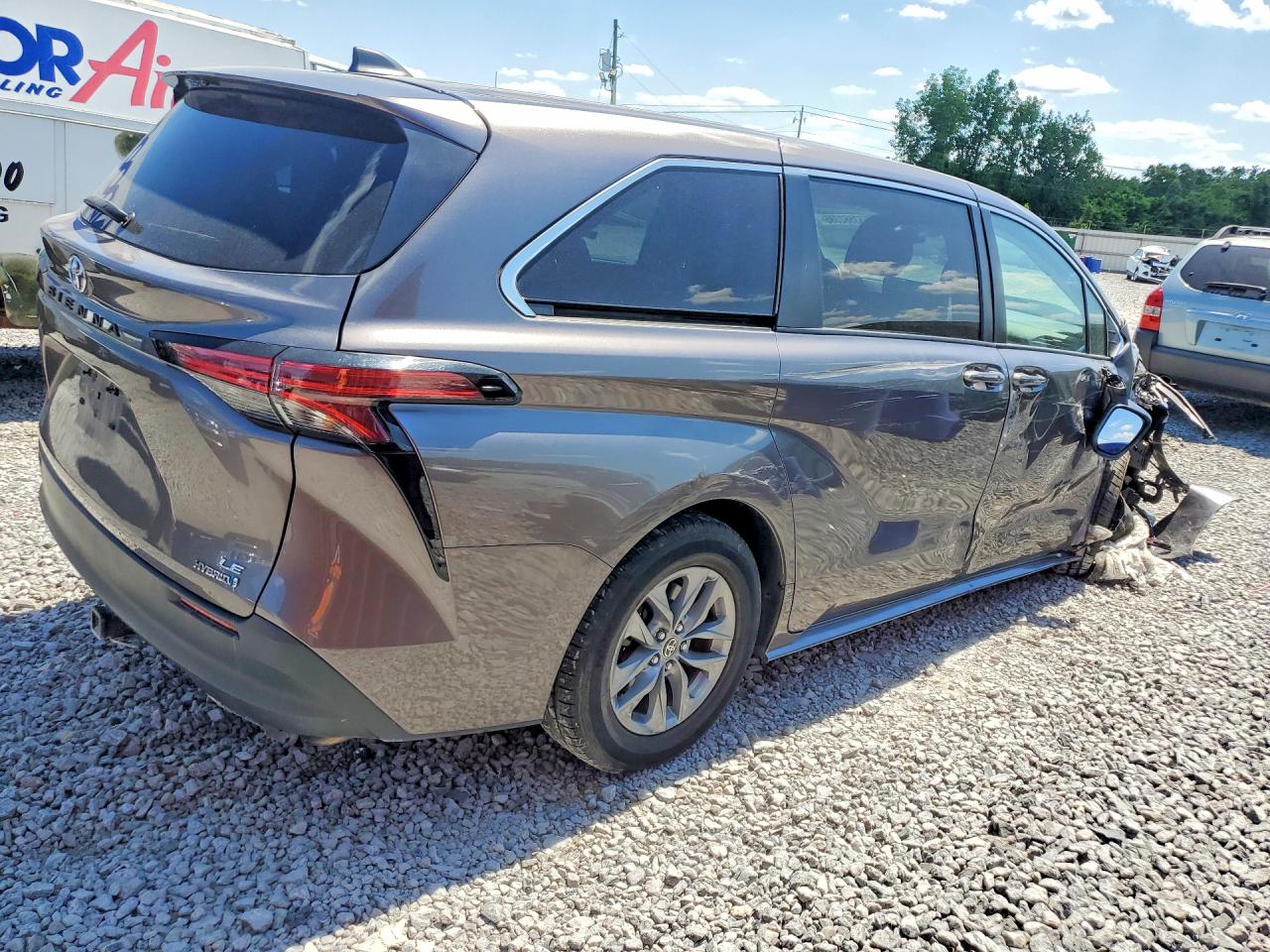 2022 TOYOTA SIENNA LE photo 5