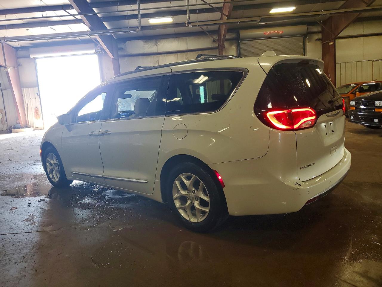 2019 CHRYSLER PACIFICA TOURING L photo 3