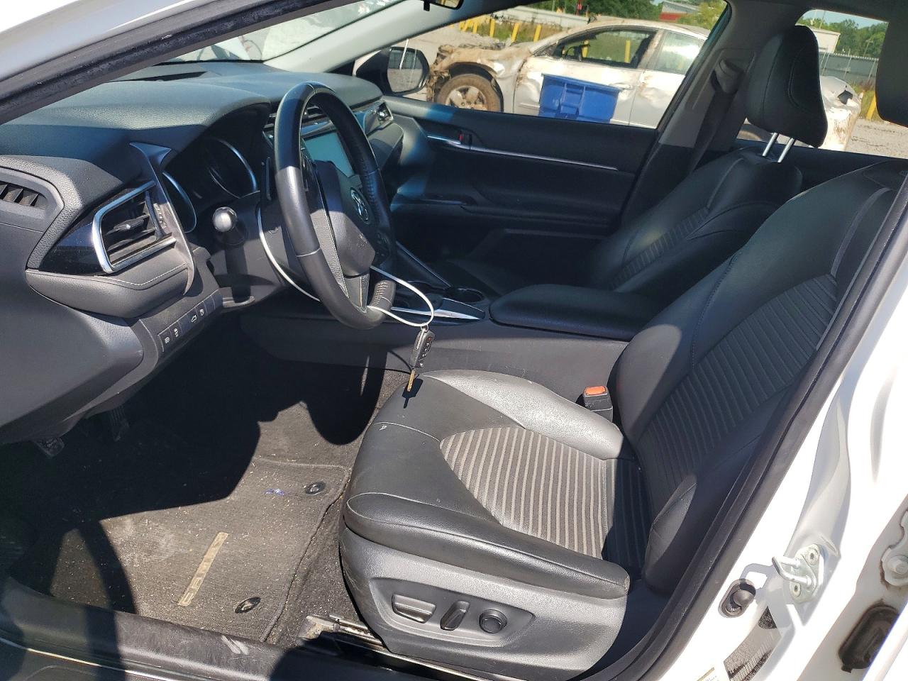 2018 TOYOTA CAMRY SE photo 19
