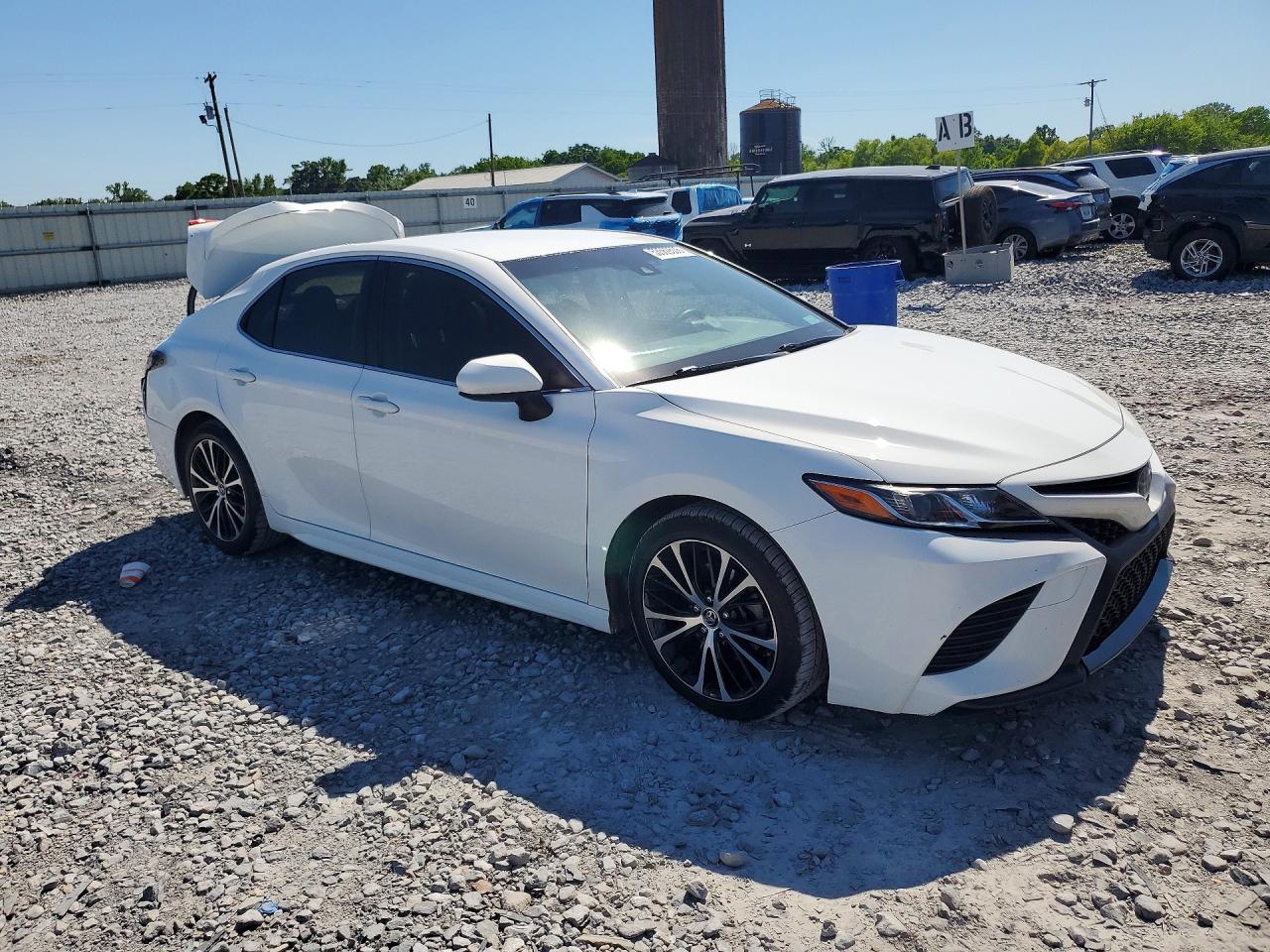 2018 TOYOTA CAMRY SE photo 10