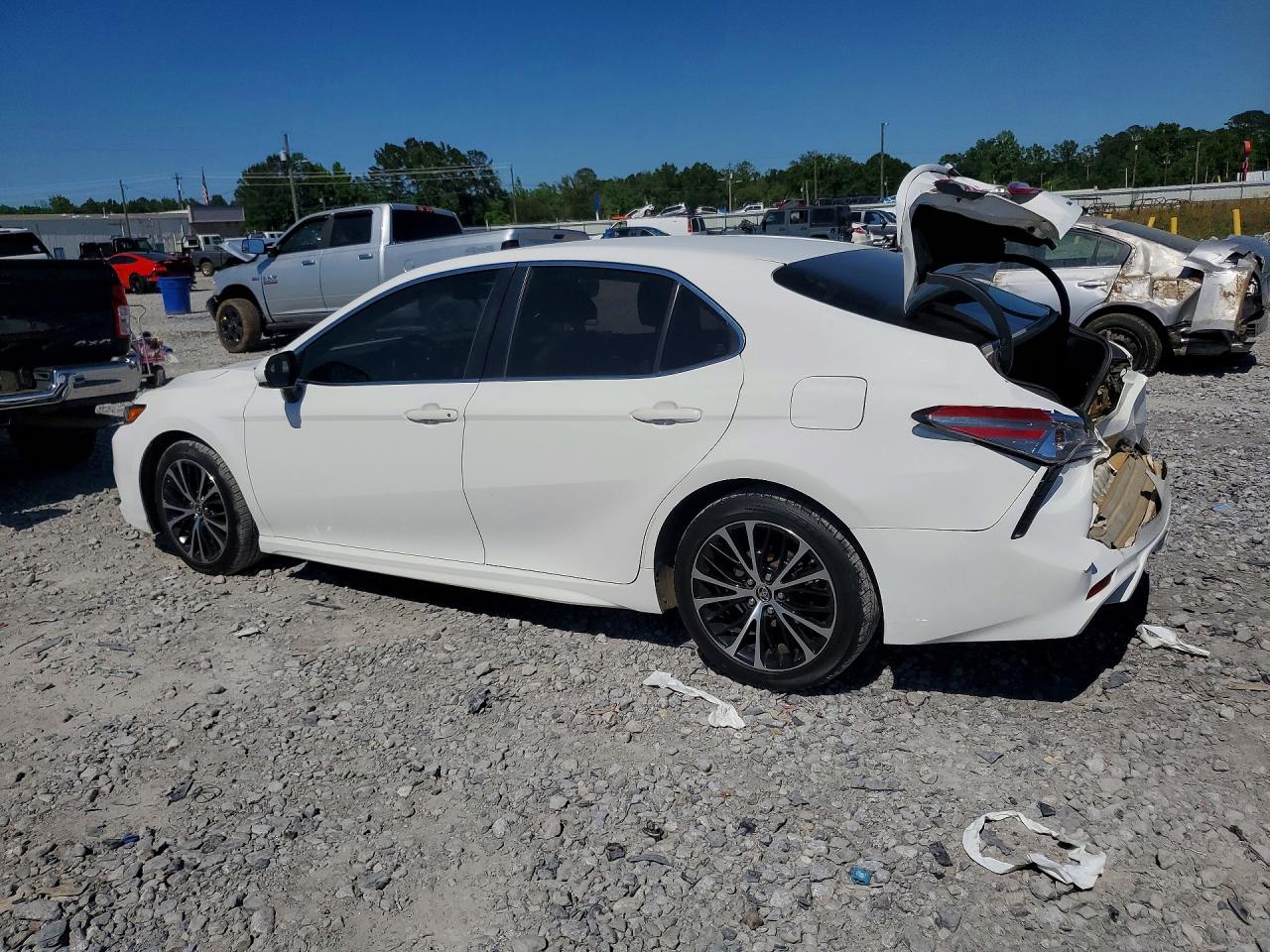 2018 TOYOTA CAMRY SE photo 4