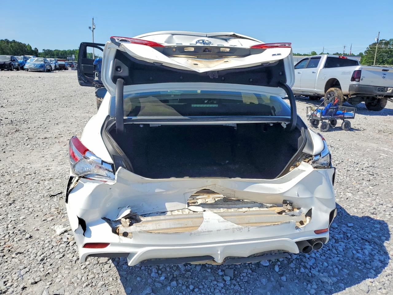 2018 TOYOTA CAMRY SE photo 16