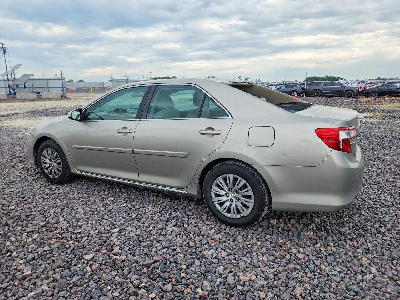 2014 TOYOTA CAMRY LE photo 4