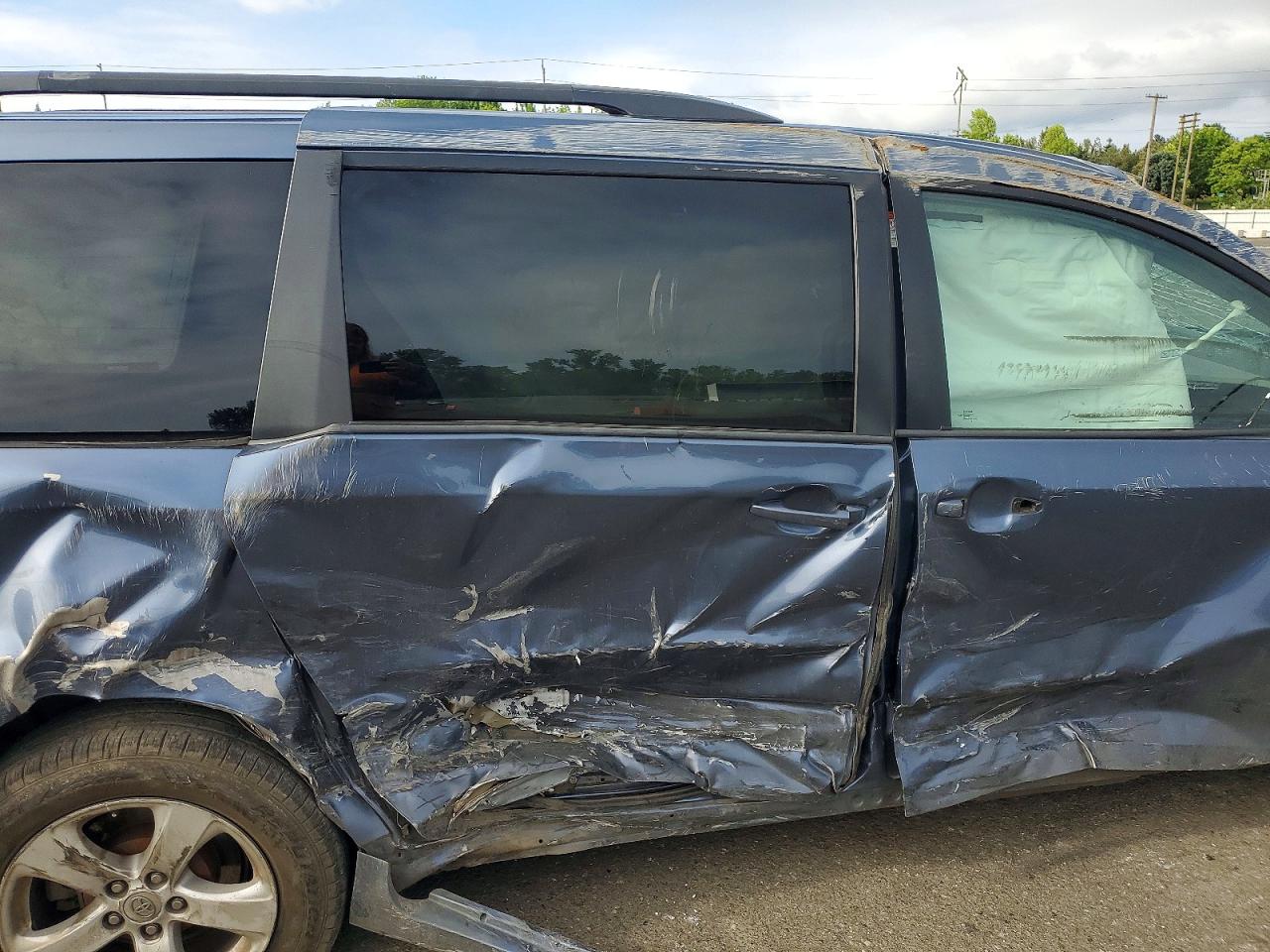 2015 TOYOTA SIENNA LE photo 19