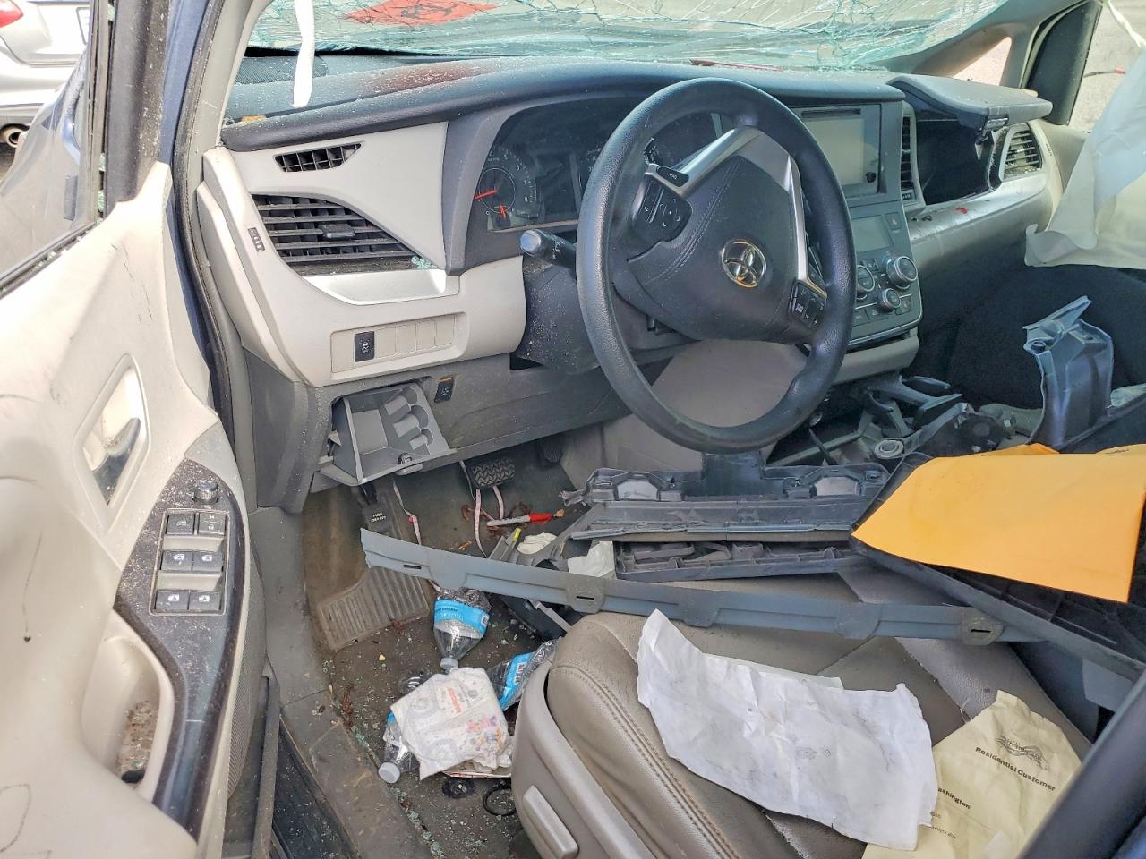 2015 TOYOTA SIENNA LE photo 15