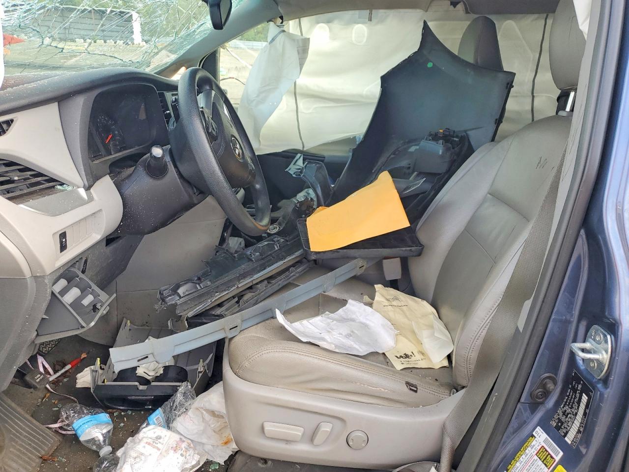 2015 TOYOTA SIENNA LE photo 13