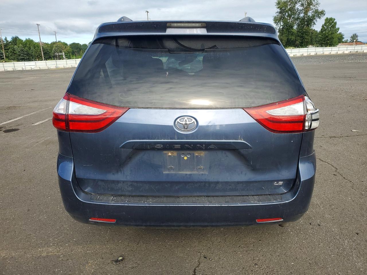 2015 TOYOTA SIENNA LE photo 11