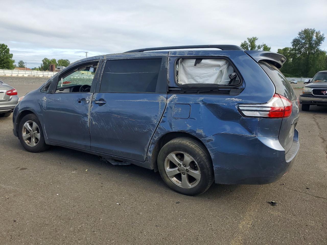 2015 TOYOTA SIENNA LE photo 3