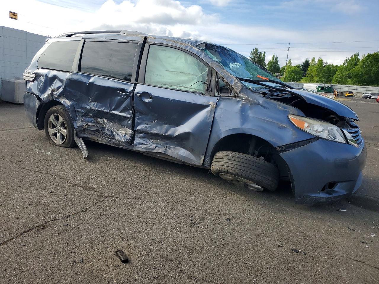 2015 TOYOTA SIENNA LE photo 7