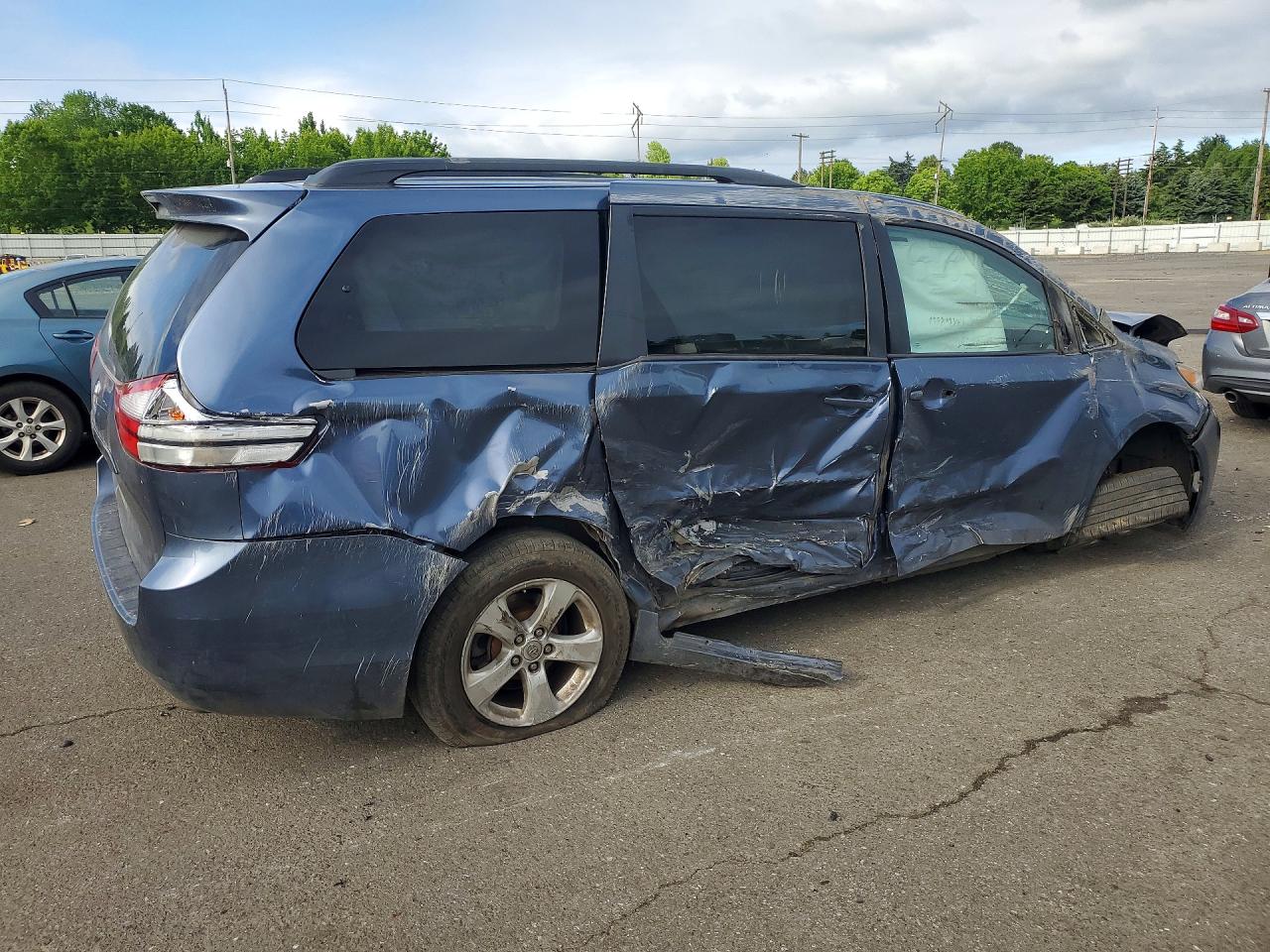 2015 TOYOTA SIENNA LE photo 5
