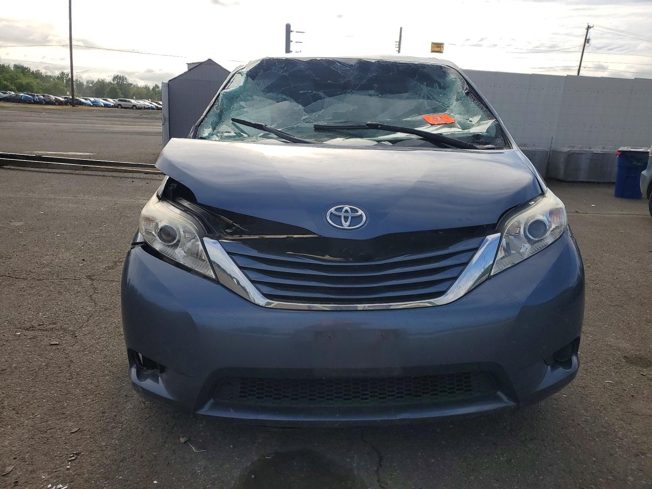 2015 TOYOTA SIENNA LE photo 9
