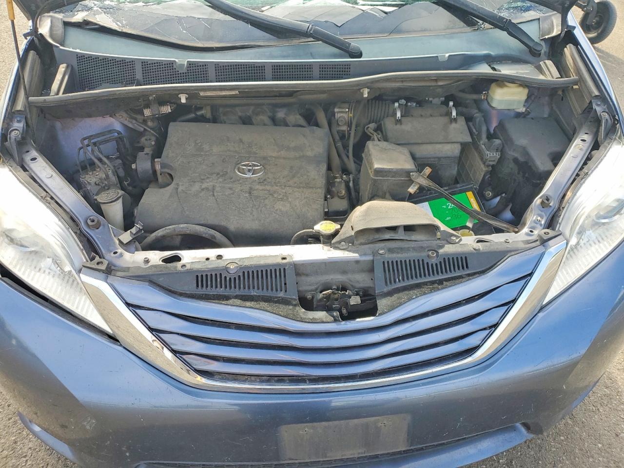2015 TOYOTA SIENNA LE photo 21