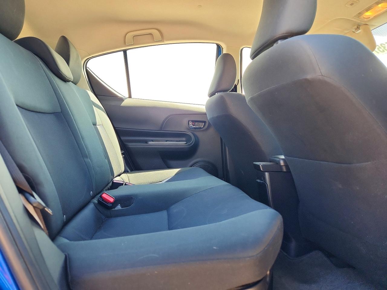 2015 TOYOTA PRIUS C TWO photo 19