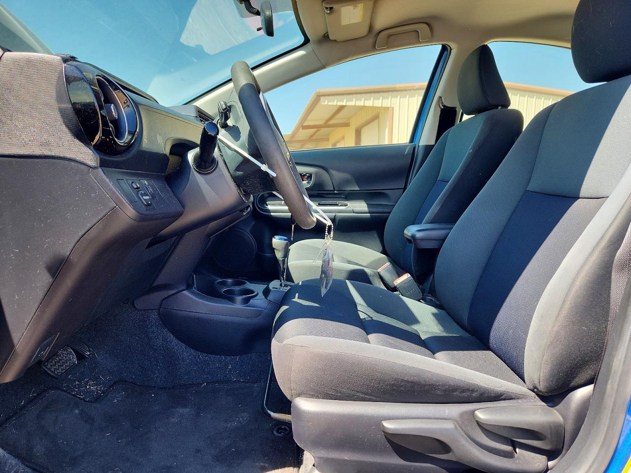 2015 TOYOTA PRIUS C TWO photo 13
