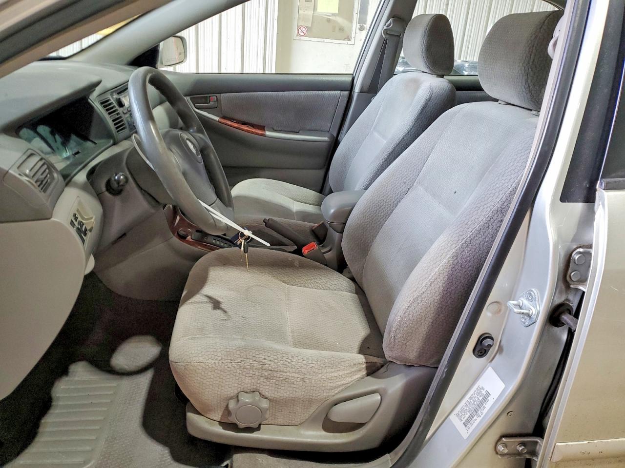 2004 TOYOTA COROLLA LE photo 19