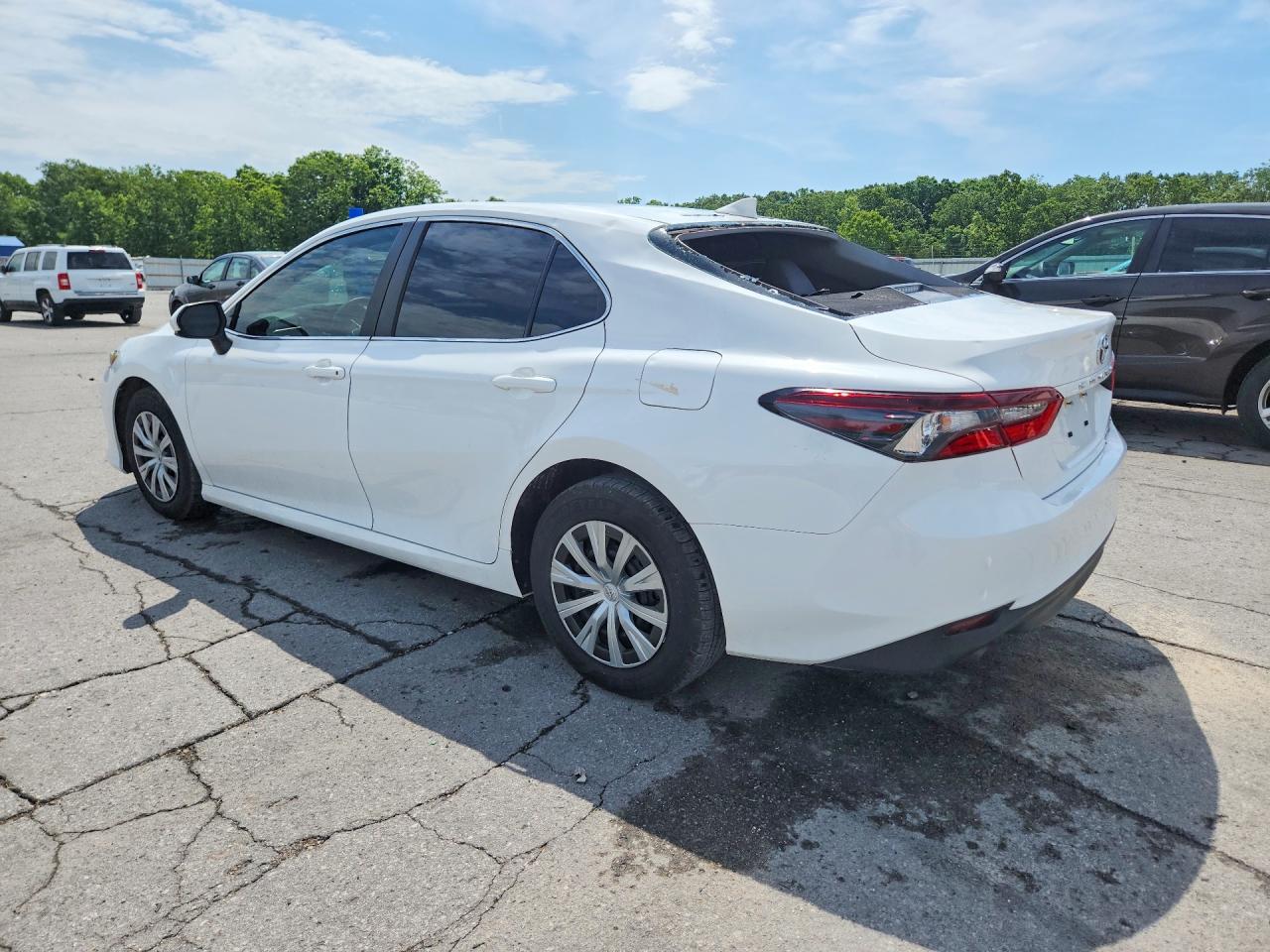 2022 TOYOTA CAMRY LE photo 3