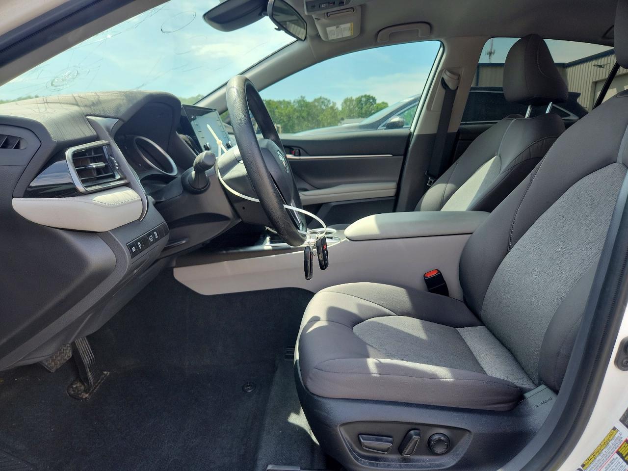 2022 TOYOTA CAMRY LE photo 13