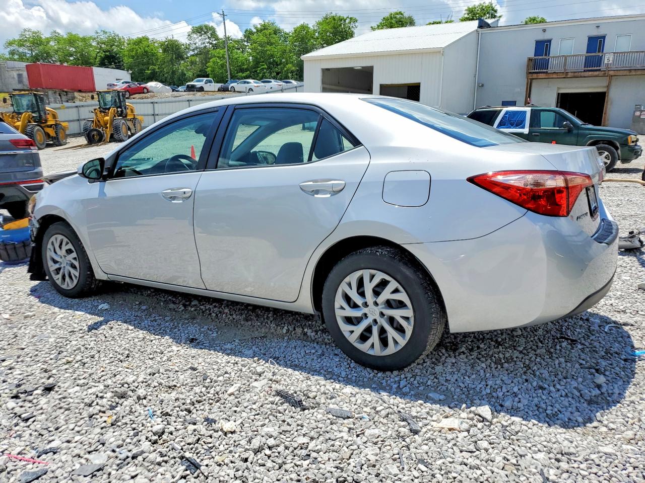 2017 TOYOTA COROLLA LE photo 3