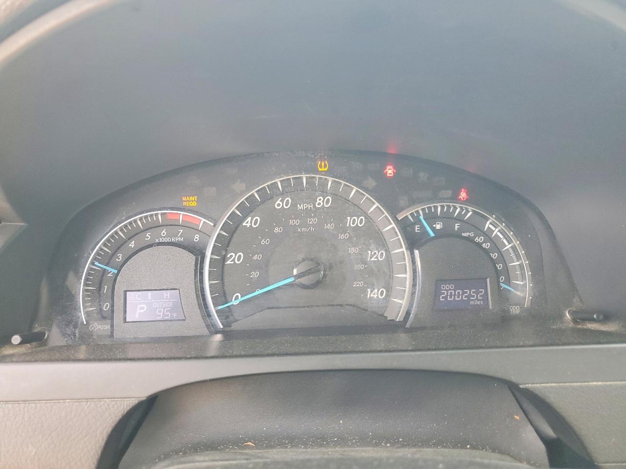2012 TOYOTA CAMRY XLE photo 9