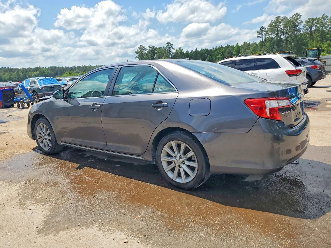 2012 TOYOTA CAMRY XLE photo 2