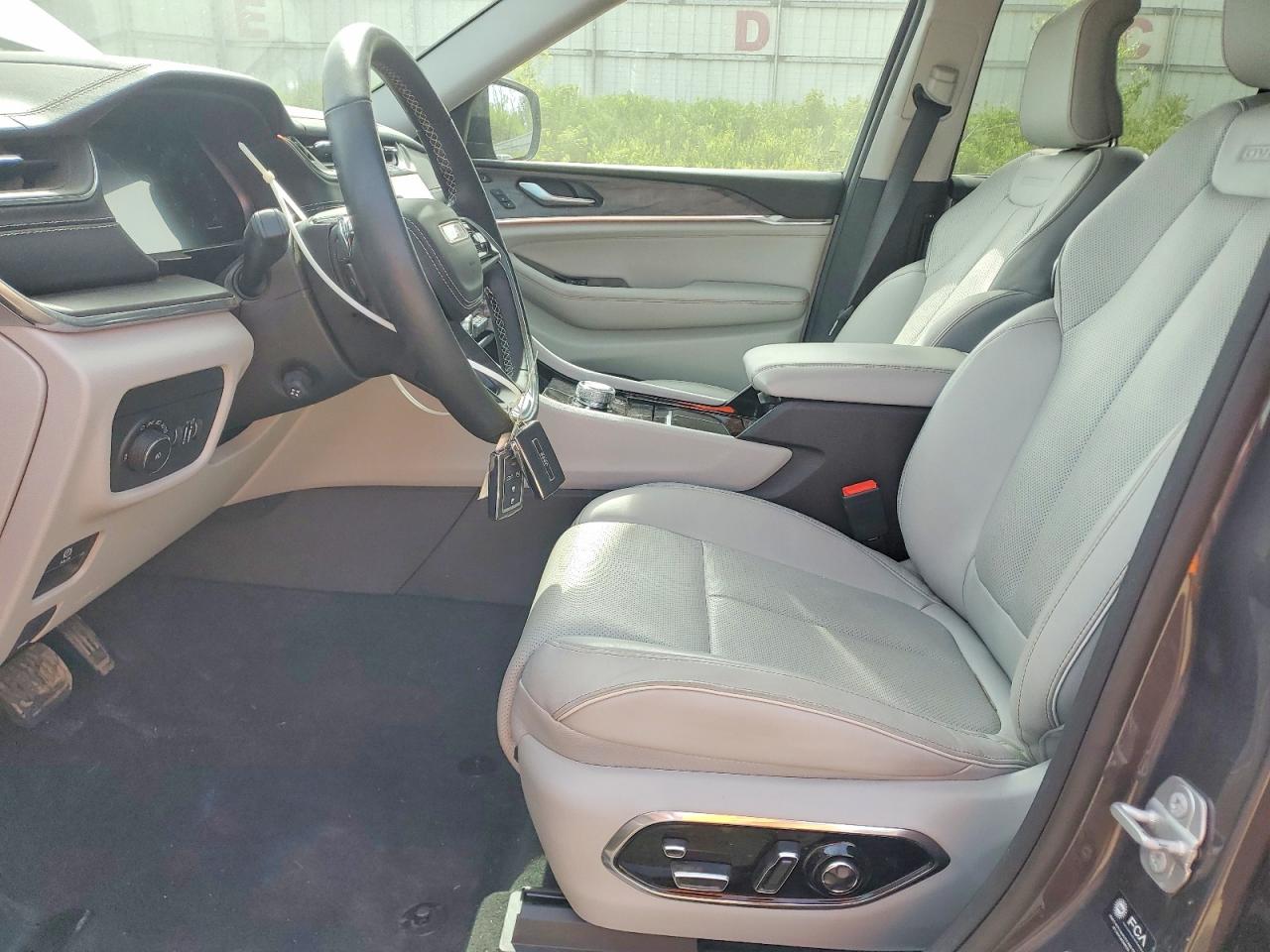 2022 JEEP GRAND CHEROKEE OVERLAND photo 13
