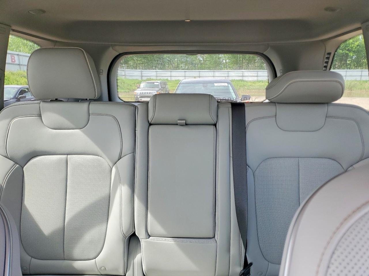 2022 JEEP GRAND CHEROKEE OVERLAND photo 19