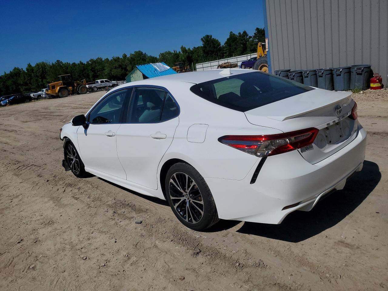 2019 TOYOTA CAMRY SE photo 4