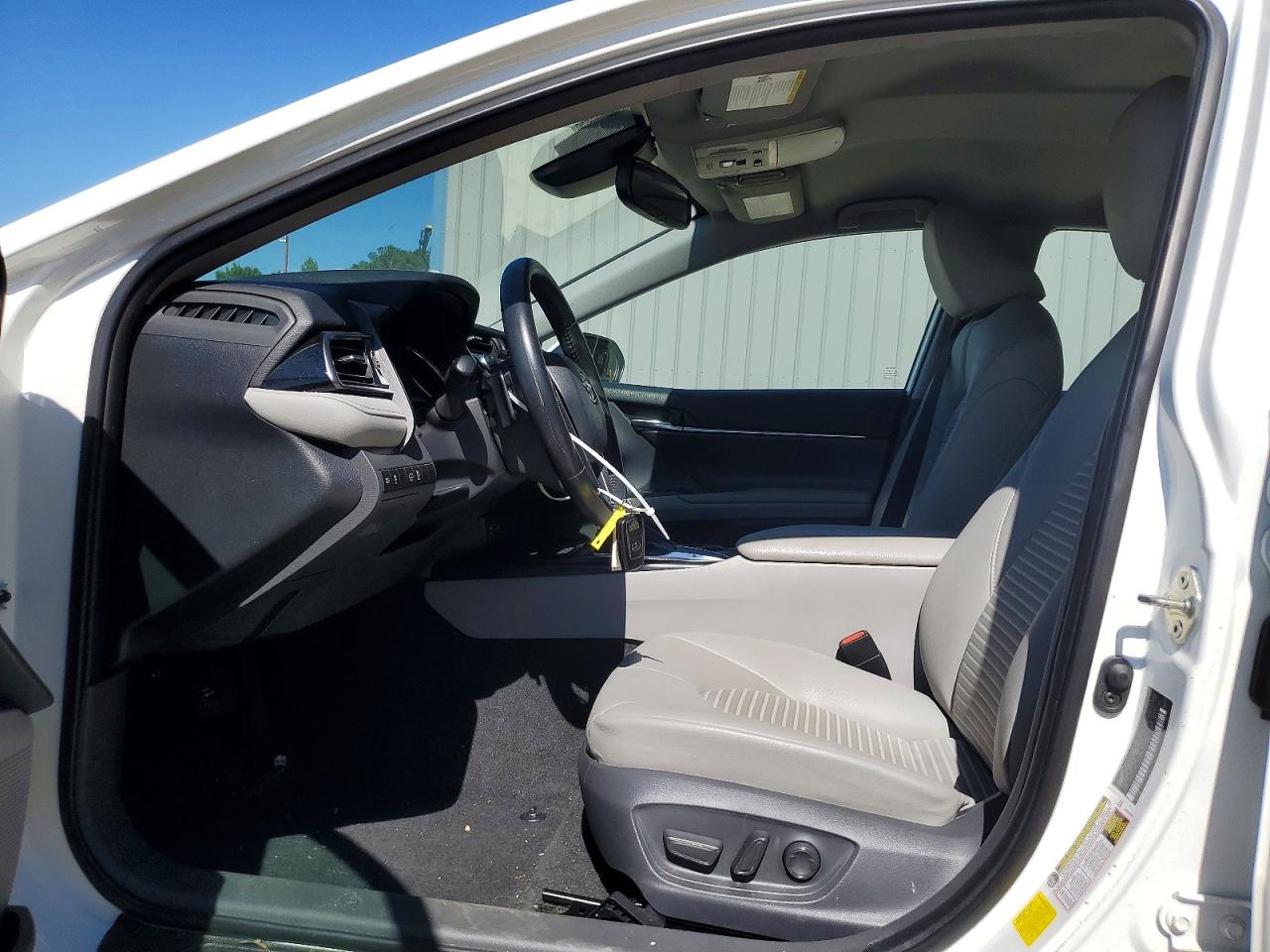 2019 TOYOTA CAMRY SE photo 19