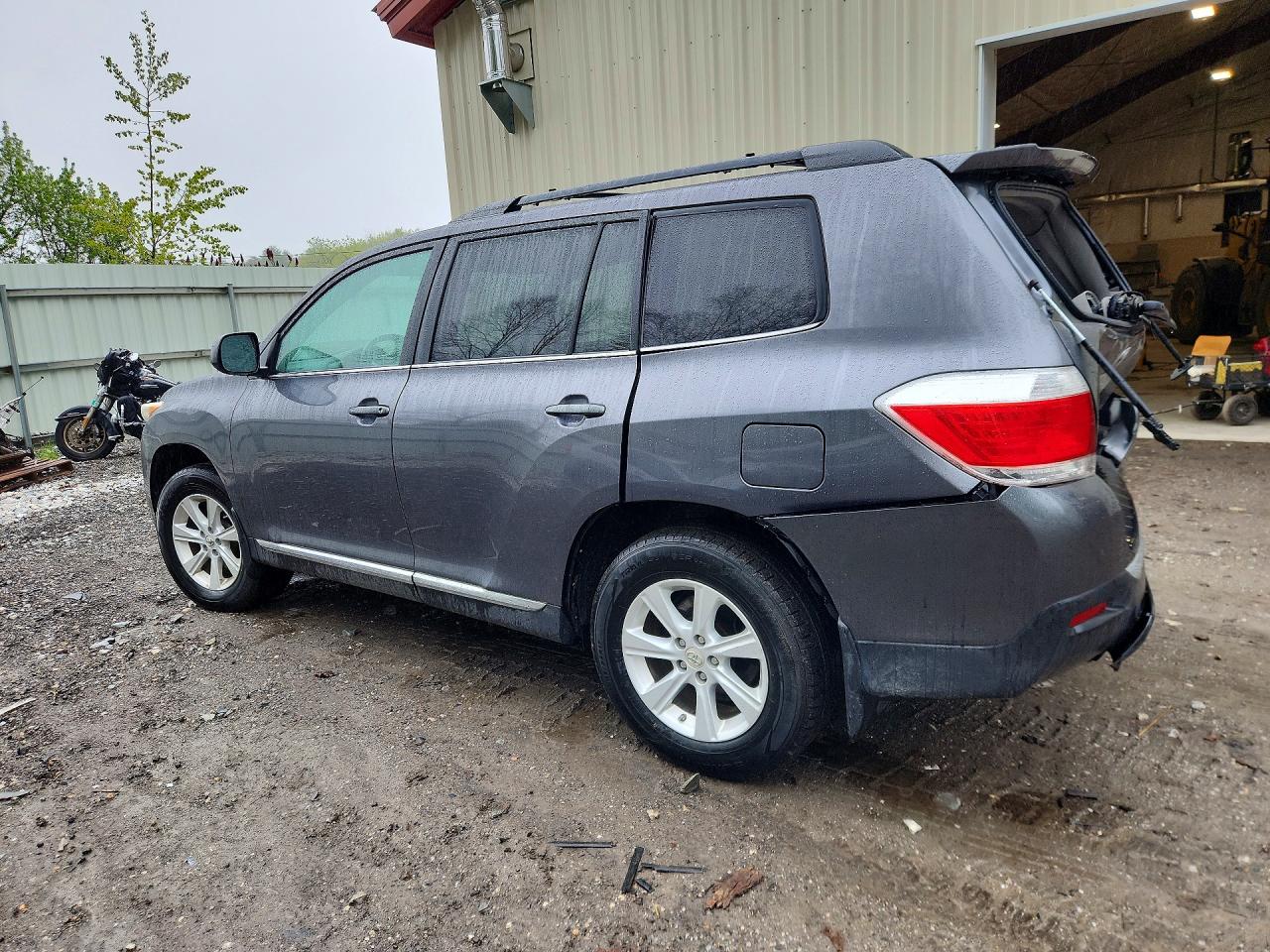 2011 TOYOTA HIGHLANDER BASE photo 2