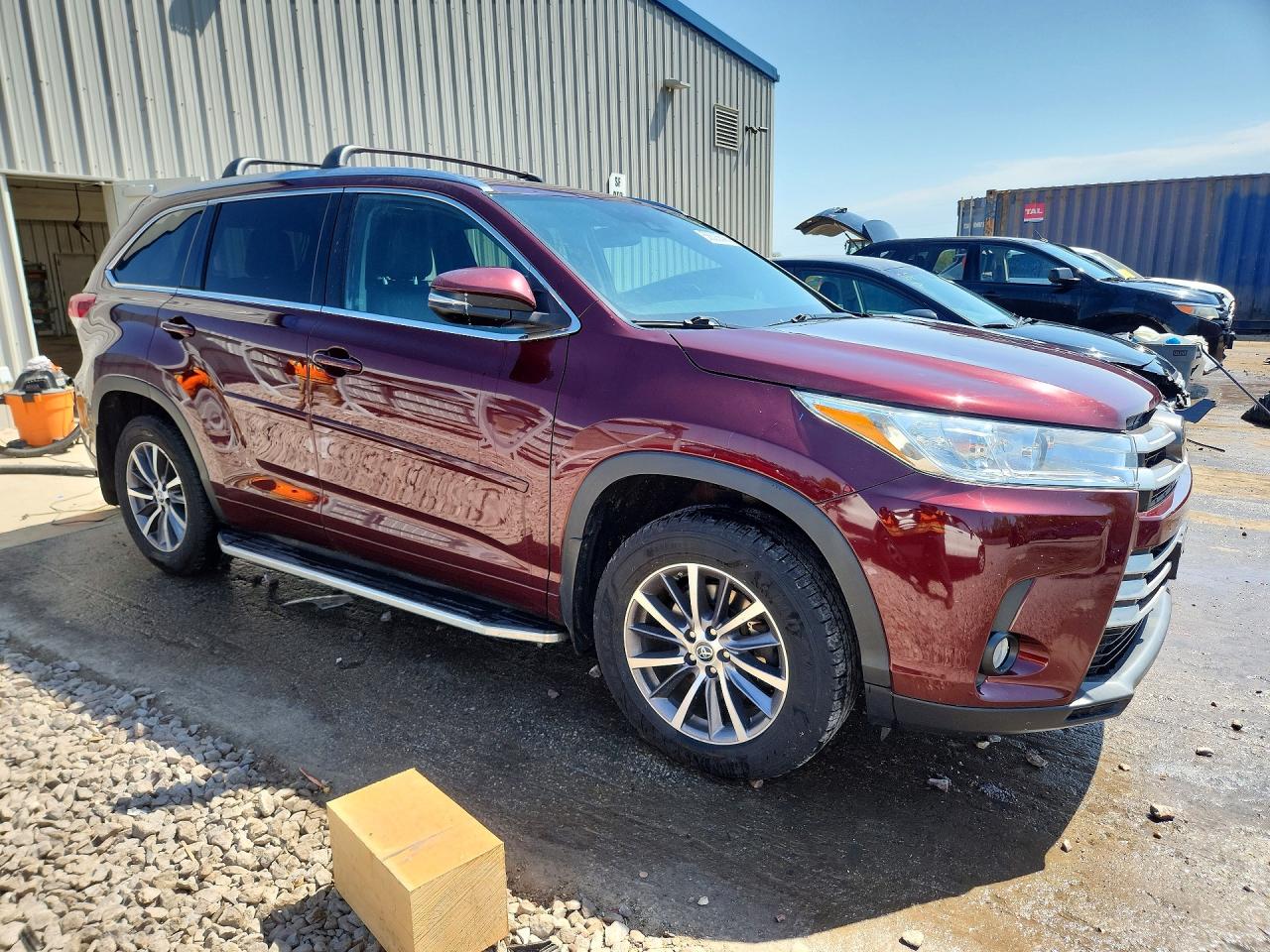 2018 TOYOTA HIGHLANDER XLE photo 7