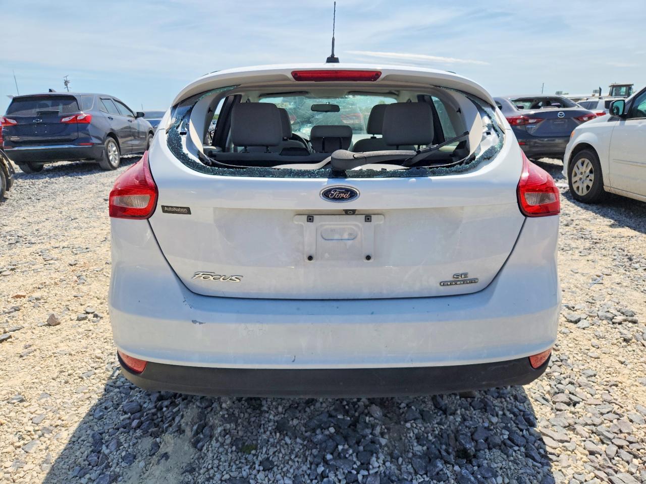 2015 FORD FOCUS SE photo 6