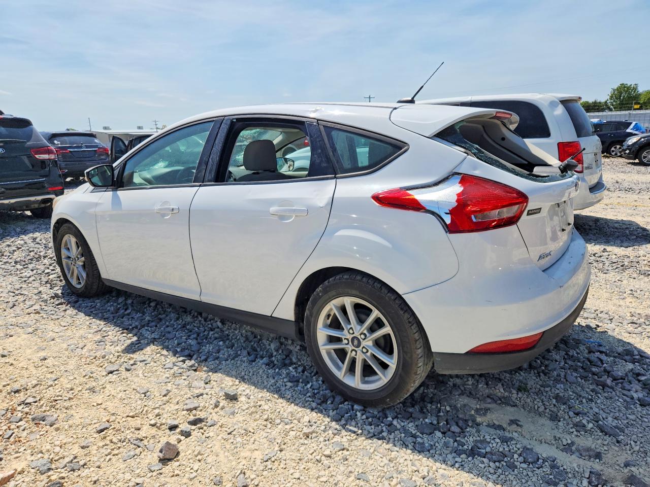2015 FORD FOCUS SE photo 2