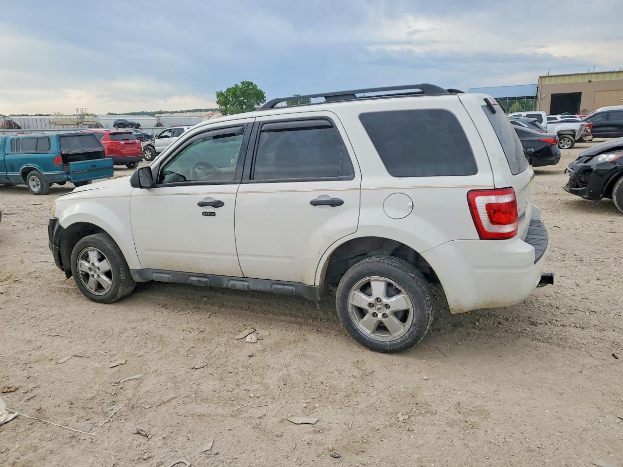 2010 FORD ESCAPE XLT photo 3