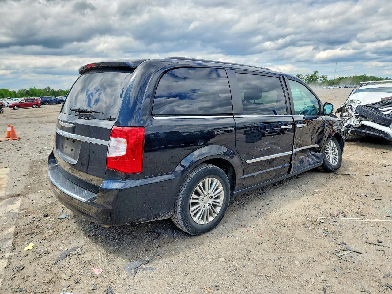 2013 CHRYSLER TOWN & COUNTRY TOURING L photo 5