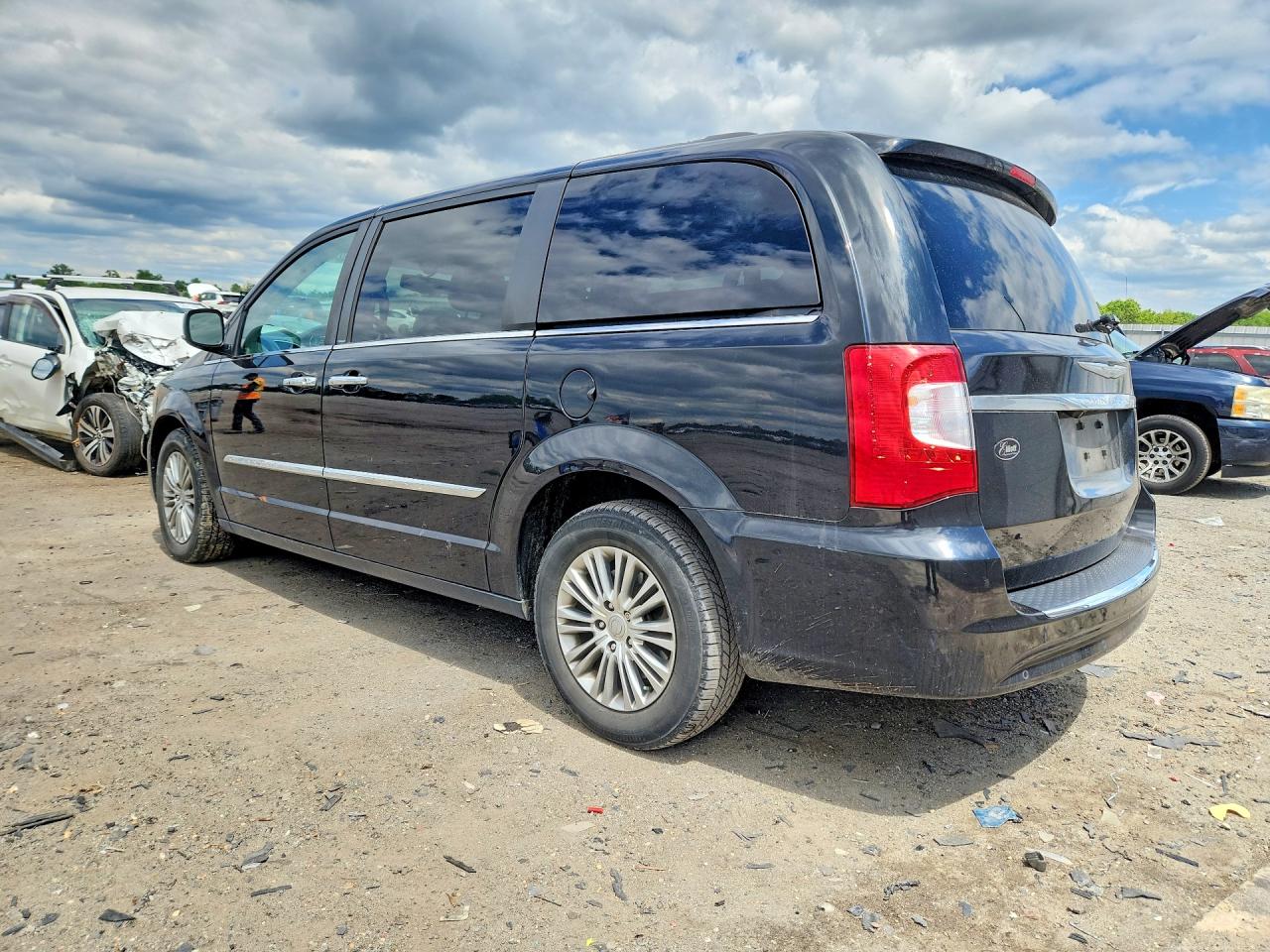 2013 CHRYSLER TOWN & COUNTRY TOURING L photo 3