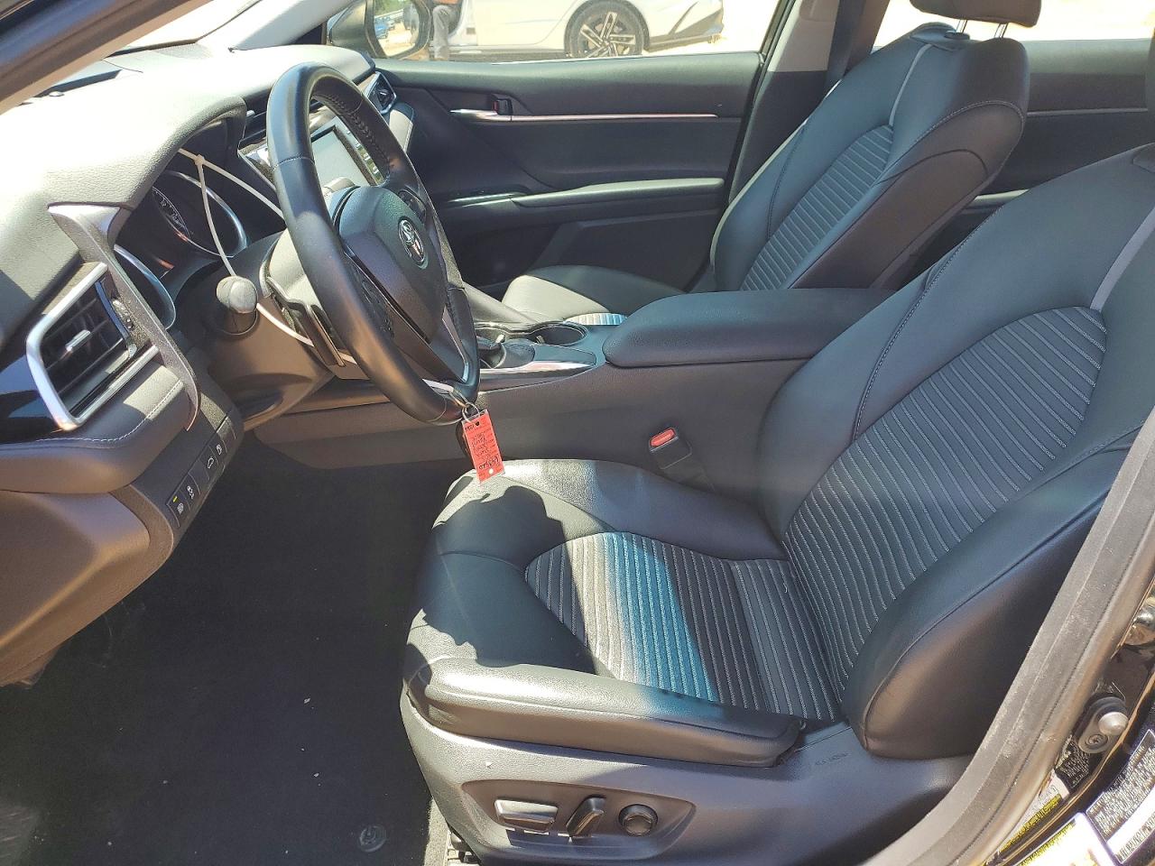 2018 TOYOTA CAMRY SE photo 19