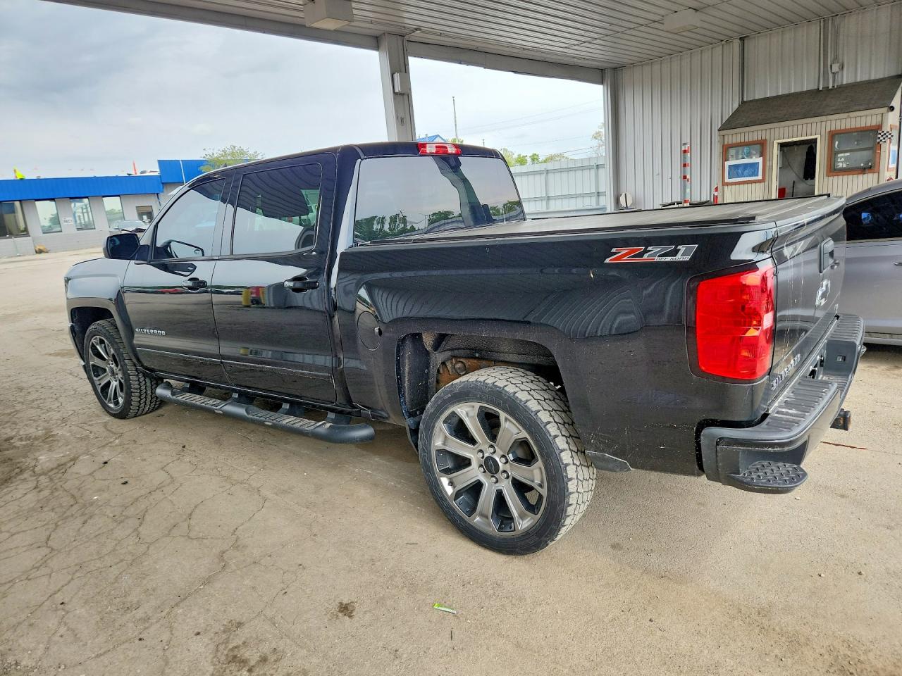 2017 CHEVROLET SILVERADO K1500 LT photo 3