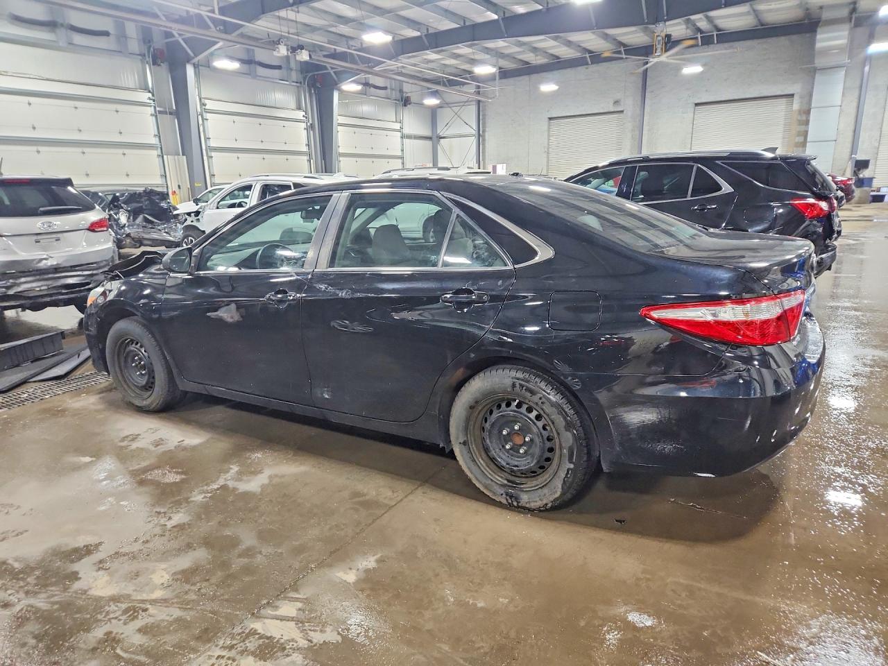2015 TOYOTA CAMRY LE photo 3