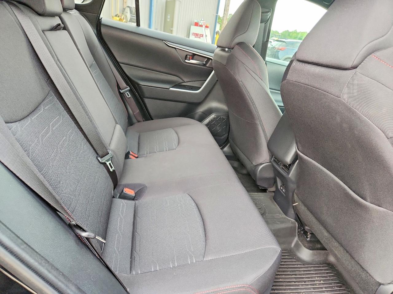 2025 TOYOTA RAV4 SE photo 31